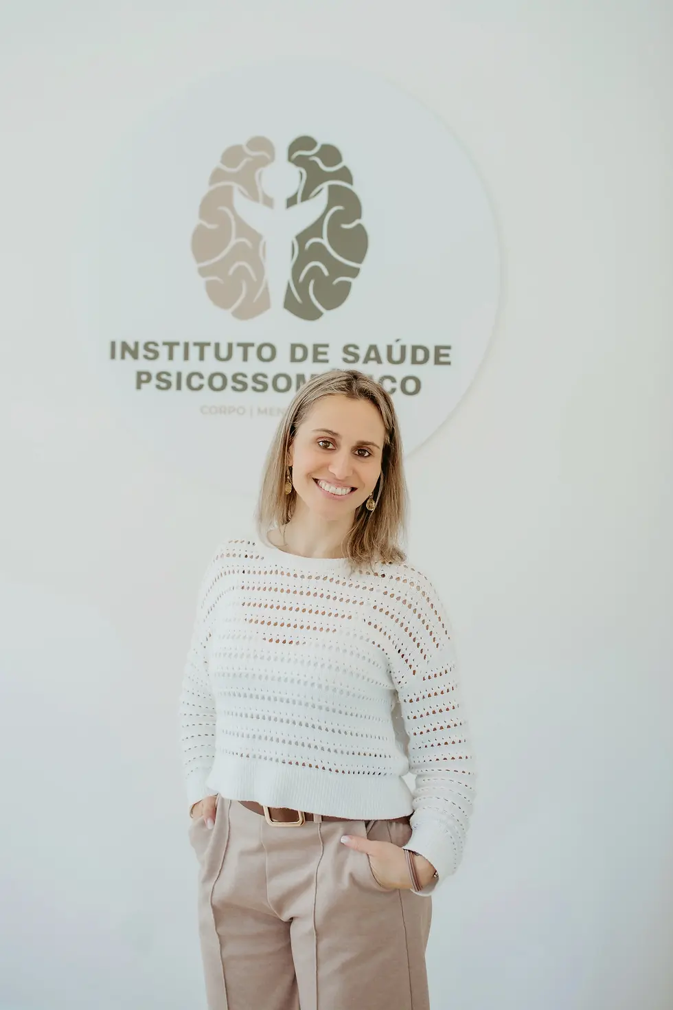 Dr. Carla Mouquinho smiling, in a professional photo.