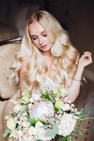 Braut in Dessous mit Brautstrauss. Fotograf Korbach