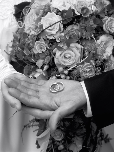 Brautpaarshooting mit Brautstrauss und Eheringe. Hochzeit Fotograf Baunatal
