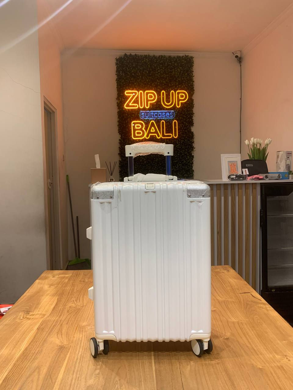 Thumbnail: Suitcase Hanke Classic Premium 24 Inch, M