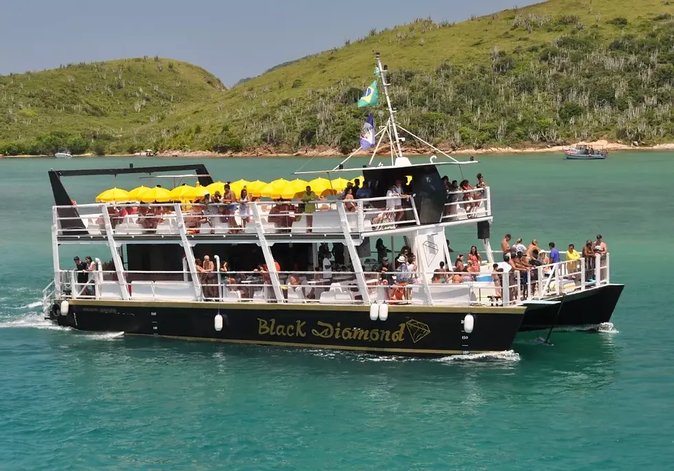 Passeio de barco em Cabo Frio para casais apaixonados