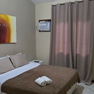 Suíte standard em pousada em Cabo Frio com cama confortável ar-condicionado e ambiente aconchegante