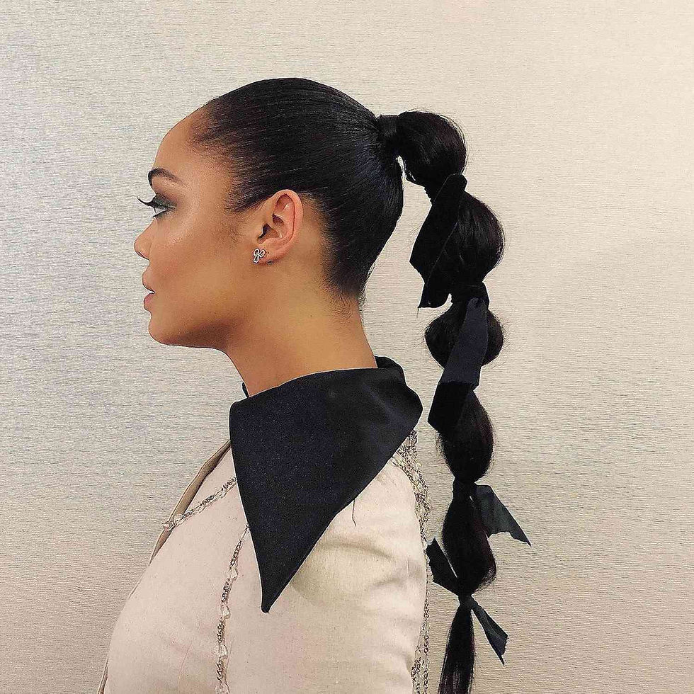 Mulher usando Bubble Ponytail