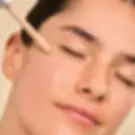 mulher aplicando o Skindrops Glow