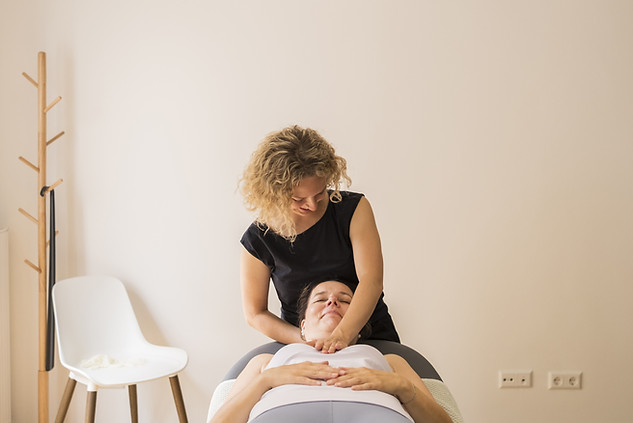 BODY & CARE - Somatische Therapie Physiotherapeutin behandelt Patientin in Mannheim-Feudenheim