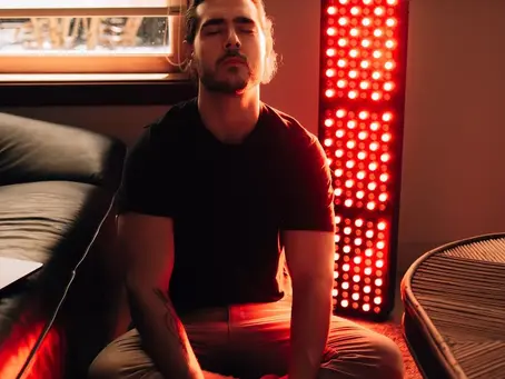 Luz vermelha para dor: gestão eficiente de dores crônicas em casa