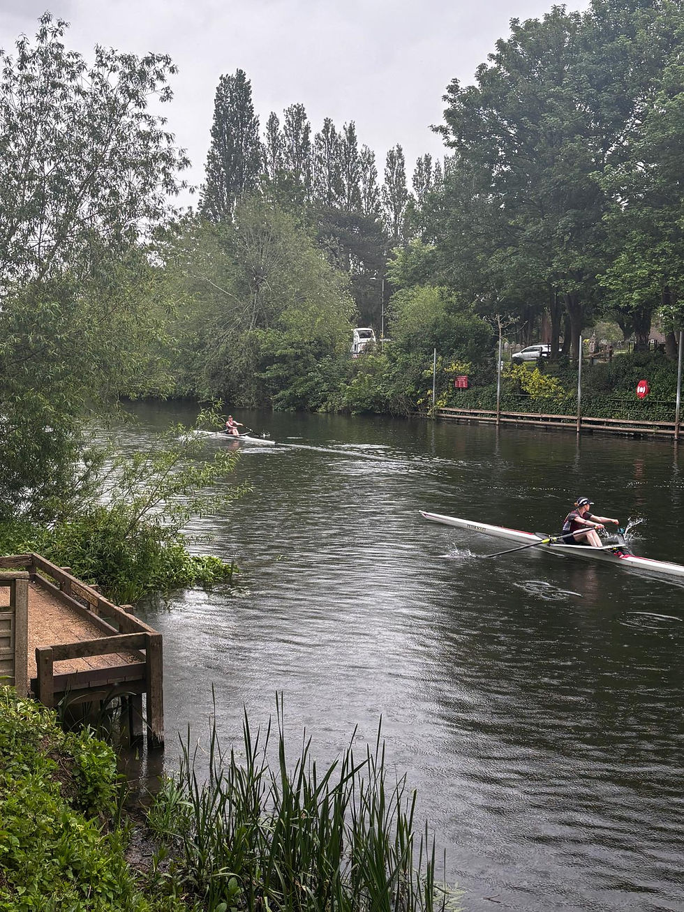 Jane leading Sue off the stagger at halfway on the W D1x final