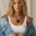 collar-jaspe-corazon-negro-mujer-look-denim_edited.jpg