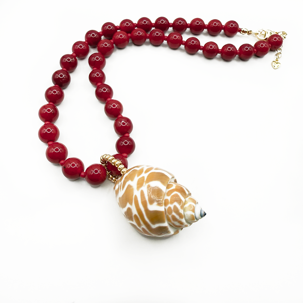 Miniatura: Vista frontal de collar veraniego de jade rojo con dije de conchita natural, accesorio de moda ideal para verano, playa y loo