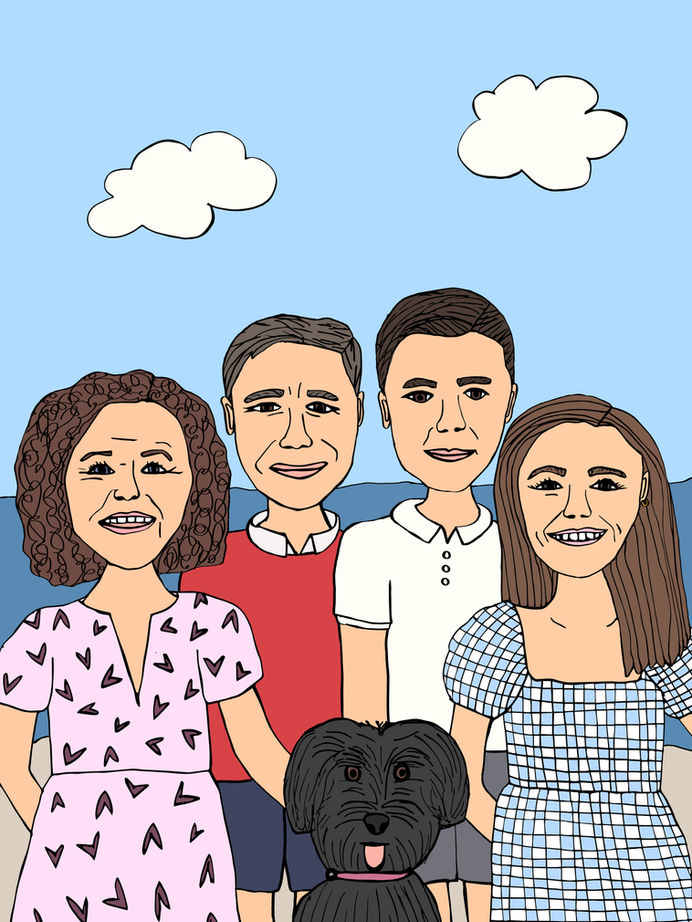 Familieportrett, dame med krøllete hår og rosa kjole, mann med rød genser, mann med hvit t-skjorte og dame med langt brunt hår og blå rutete kjole. 