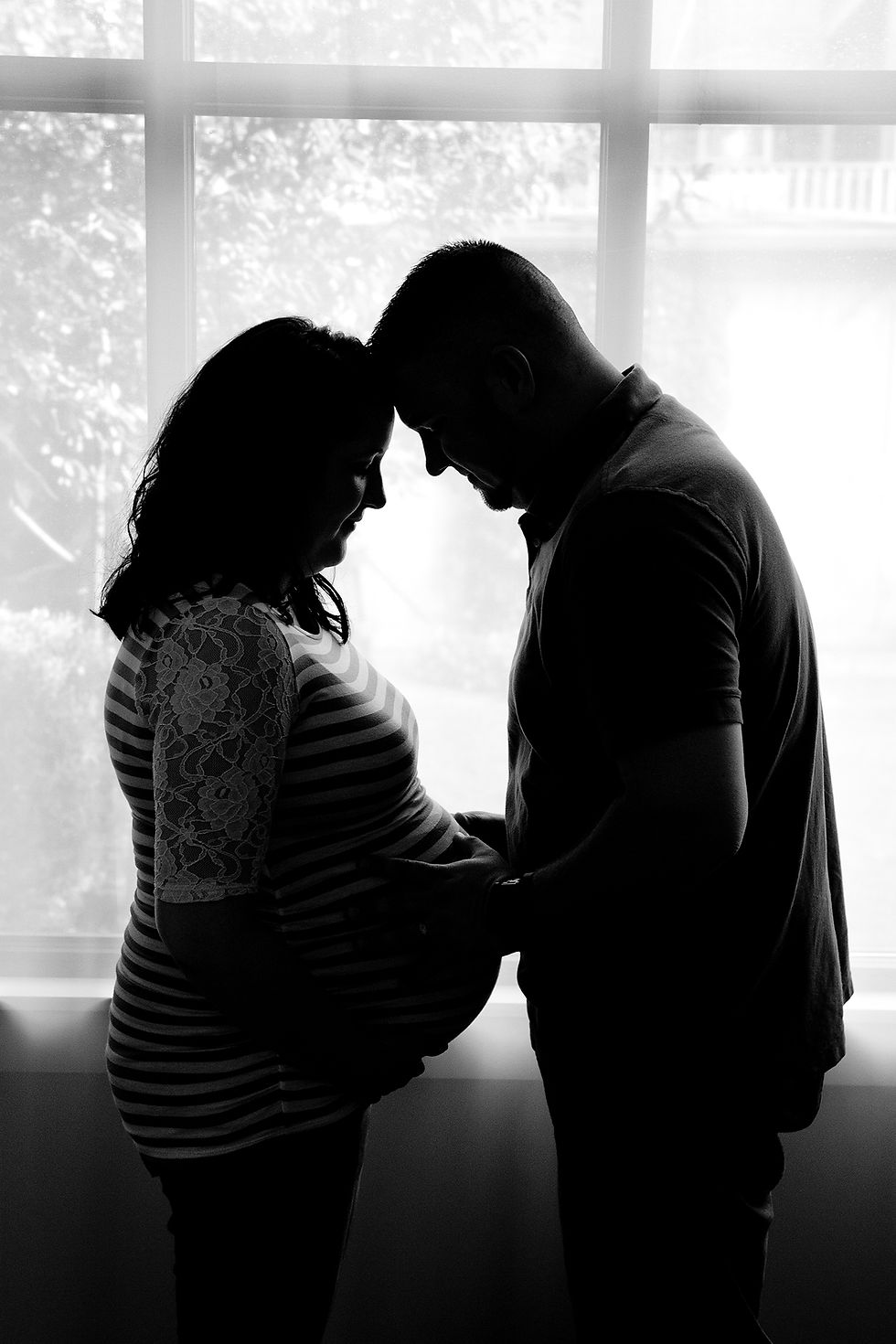 Outdoor vs. Studio Maternity Photos: Which Is Right for You?