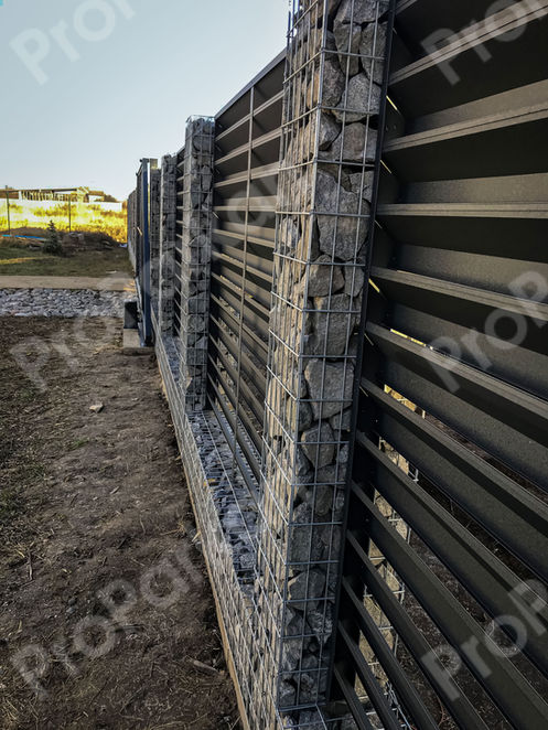 Габіони з бутовим камінням та секціями жалюзі.