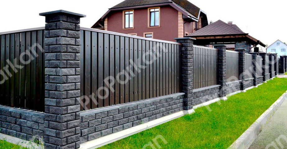 Цегляні стовпи з вставками дерева 