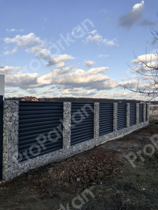 Габионы цоколь и столбы с вставками жалюзи.