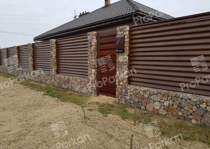 Габион столбы с гальки, вставками жалюзи