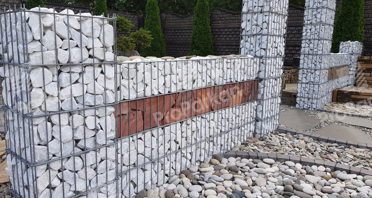 Забор из габионов с белой галькой и коричневым камнем. сетка 200х50