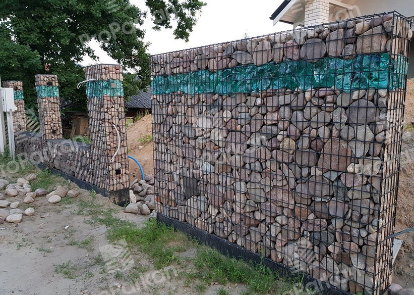 Габион с черной сеткой и галькой со стеклом,  ерклез 