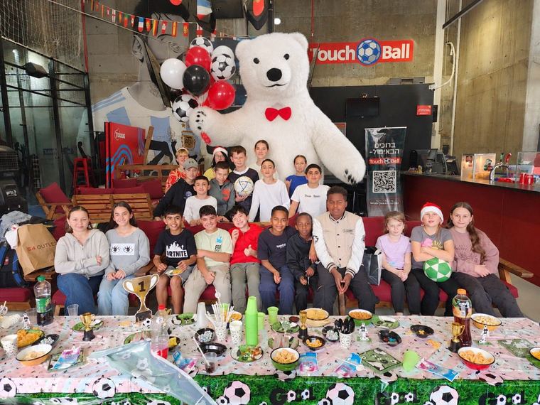 MARIFAN white bear with children and balloons