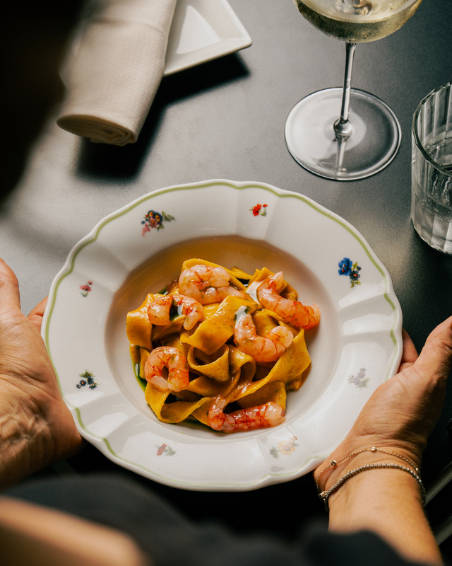 Pasta con gamberi servita al tavolo — Angelo Esposito