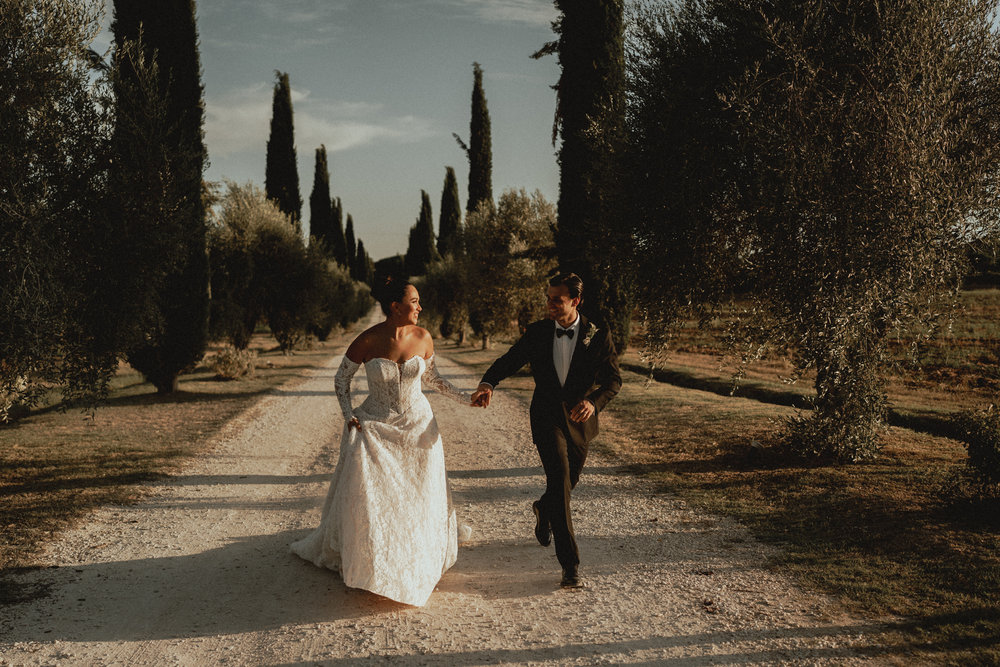 Gli sposi camminano mano nella mano nel viale — Angelo Esposito