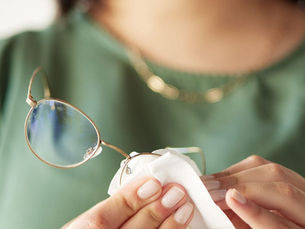 ¿Cómo limpiar tus lentes sin rayarlos? El método correcto paso a paso