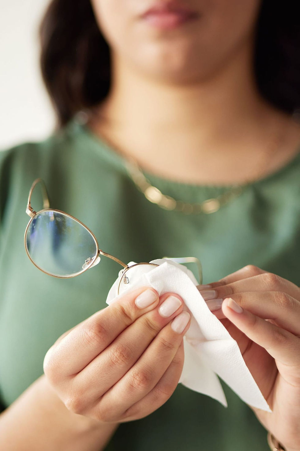 ¿Cómo limpiar tus lentes sin rayarlos? El método correcto paso a paso
