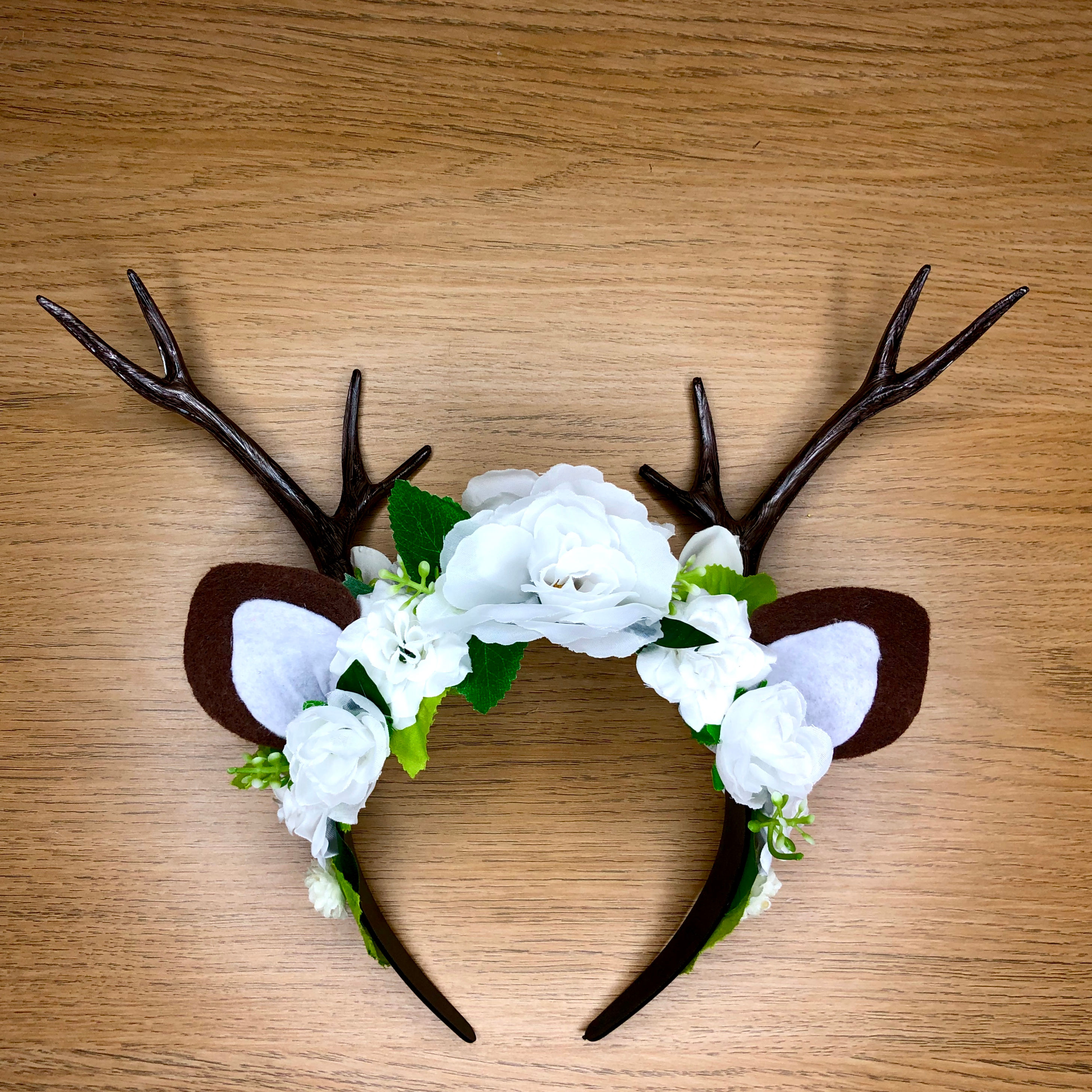 קשת במבי ופרחי משי בצבע לבן למבוגר/ת.