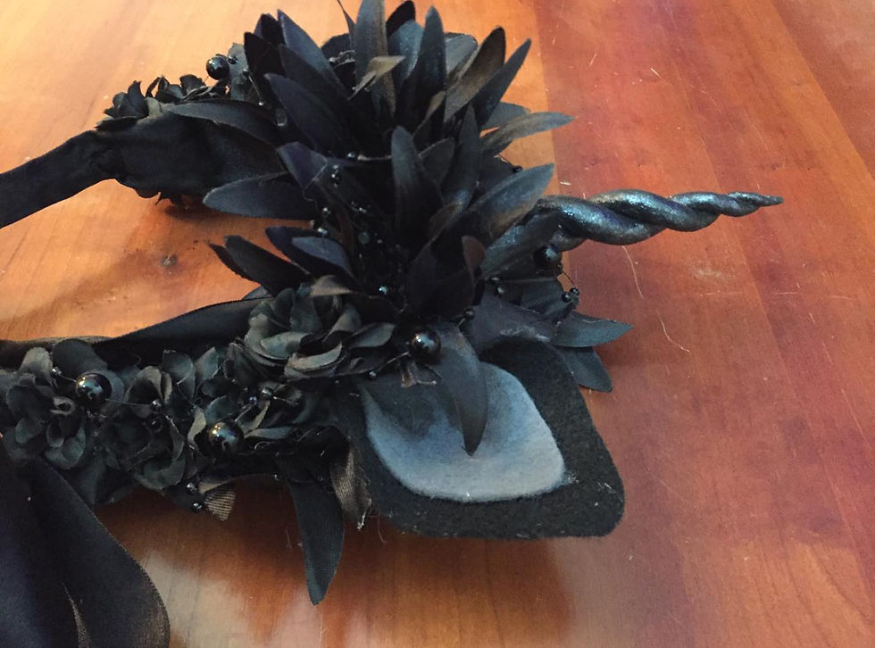 תמונה ממוזערת: קשת חד-קרן ופרחי משי בצבע שחור למבוגר/ת