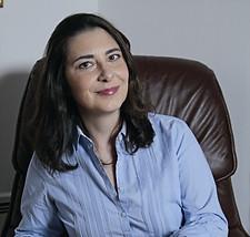 Portrait de Martina, coach certifiée en développement personnel, spécialisée en Ikigai – fond neutre, posture bienveil