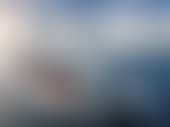 Navire de commerce équipé de systèmes de propulsion assistée par le vent, avec voiles rigides, rotors Flettner et cerf-volant de traction, naviguant en mer.