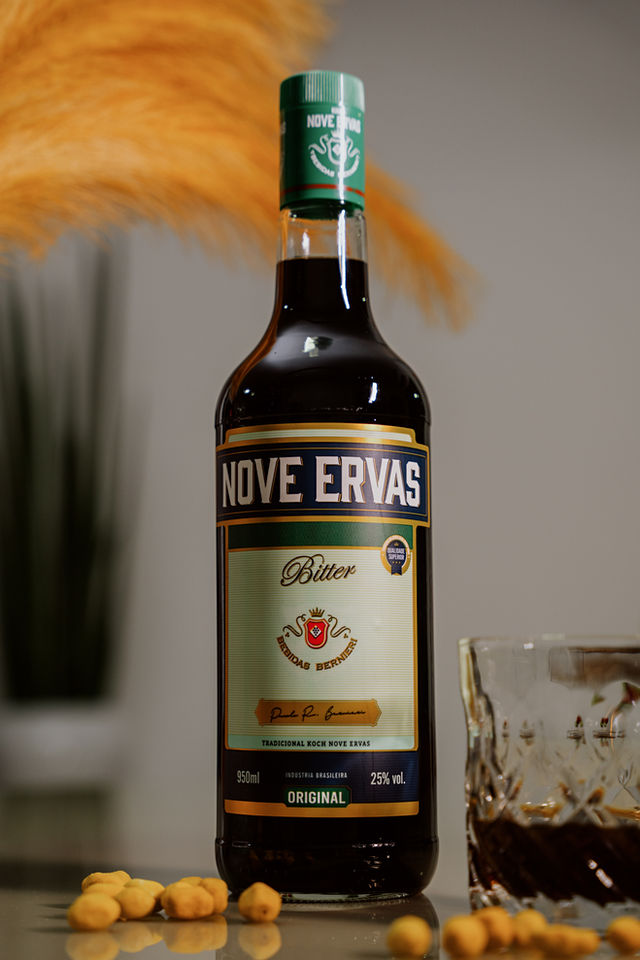 Uma suave mistura de ervas, onde seu aroma envolvente desperta memórias e emoções. O Bitter Nove Ervas combina com diversos drinks sendo um convite à descoberta de novas emoções e sensações.
*Graduação alcoólica: 25%.