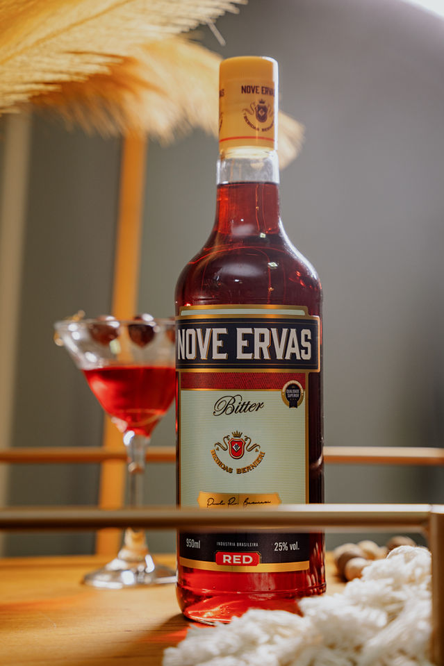 Sinta a complexidade de sabores e aromas que se misturam delicadamente. O amargor presente na bebida é como uma metáfora da vida, onde cada momento pode trazer beleza e profundidade.
Bitter Nove Ervas Red: Saboreie os melhores momentos com prazer e qualidade.
*Graduação alcoólica: 25%.