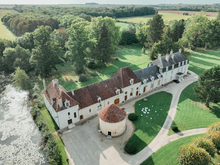 Vue d'ensemble du château depuis un drone