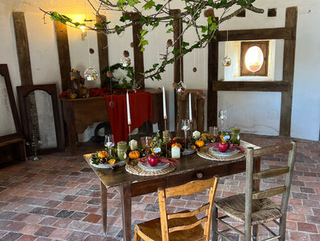 une table décorée à l'intérieur