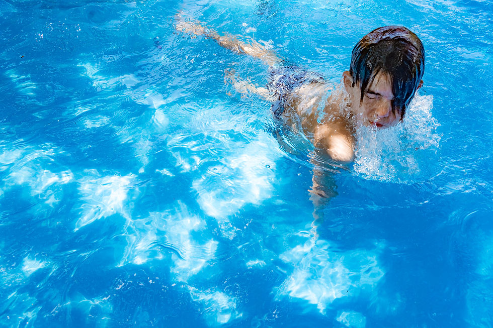 Junge im Pool bei Familienfotosession im Garten ,mit Familienfotografin Solingen