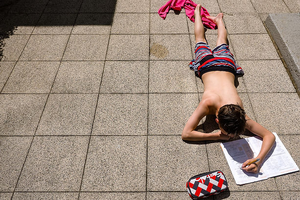 Junge macht in der Sonne Hausaufgaben - Familienfotografin Solingen