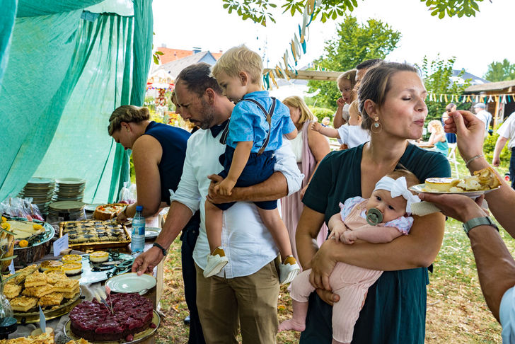 Kuchenbuffett-mit-Kindern-bei-Hochzeit-im-eigenen-Garten-mit-Hochzeitsfotograf-Solingen.jp