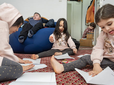 Vier Schwestern und ihr behinderter Bruder bei Fotosshooting mit Familienfotografin Solingen