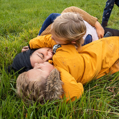 Kinder spielen mit Mama auf Wiese und Familienfotograf Duesseldorf.jpg