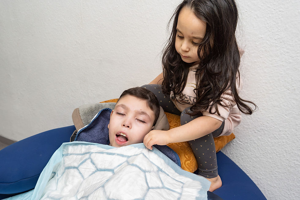 Mädchen mit behindertem Bruder bei Familienfotosession Solingen