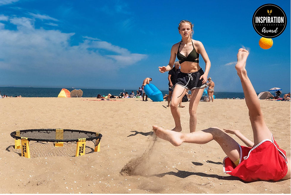 Spikeball am Strand mit Familienfotografin Solingen