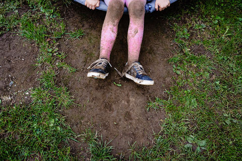 Kinder fotos auf dem Spielplatz mit Familienfotograf Duesseldorf.jpg