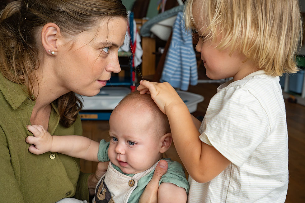 Mama mit zwei Söhnen bei Fotoshooting zuhause
