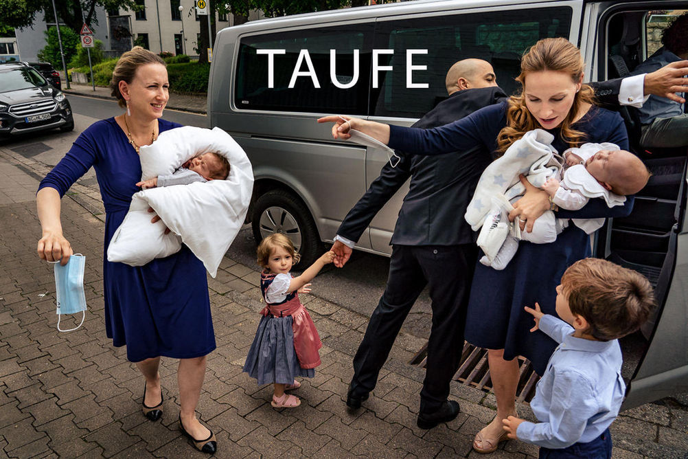 Taufe mit zwei Familien und Tauffotograf Solingen.jpg