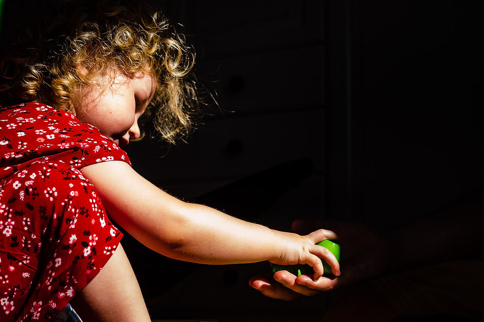 Mädchen im Sonnenlicht bei Familienfotoshooting Leverkusen