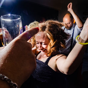 Tanzende Gäste bei Party Solingen mit Paryfotografin