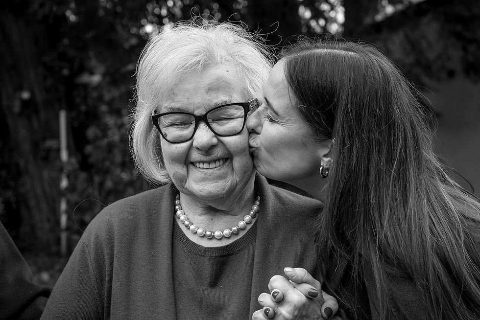 Zeitloses Schwarz-Weiß-Familienfoto von drei Generationen – dokumentarische Familienfotografie mit authentischen Momenten.