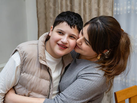 Junge mit Mutter bei dokumentarischen Familienreportage zum Leben mit Behinderung
