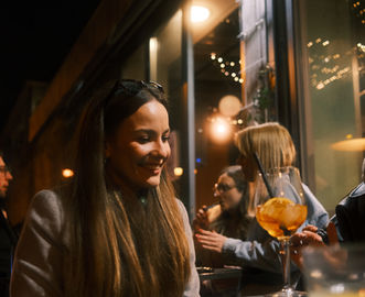 Lächelnde Dame bei einem privaten Event im fritzis