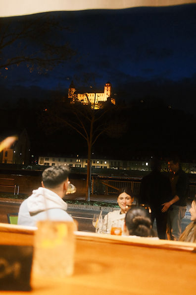 Exklusive Event-Location in Würzburg: Gäste feiern bei fritzis Cafe & Bar mit direktem Blick auf die Festung Marienberg.
